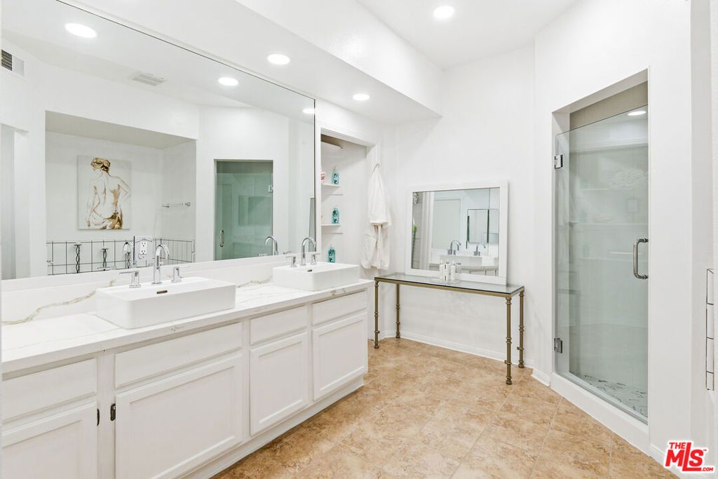 Image 20 of property listing at 1164 Wellesley Avenue 301, Los Angeles, CA 90049