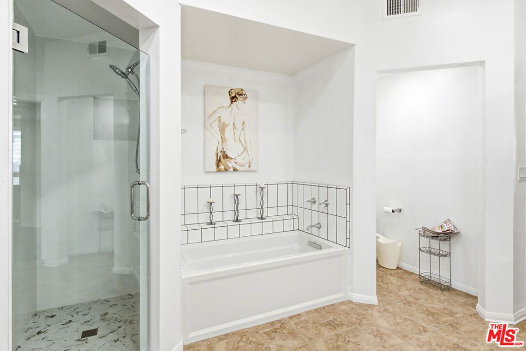 Image 21 of property listing at 1164 Wellesley Avenue 301, Los Angeles, CA 90049