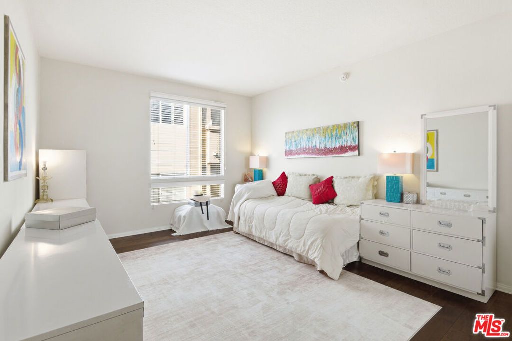 Image 22 of property listing at 1164 Wellesley Avenue 301, Los Angeles, CA 90049