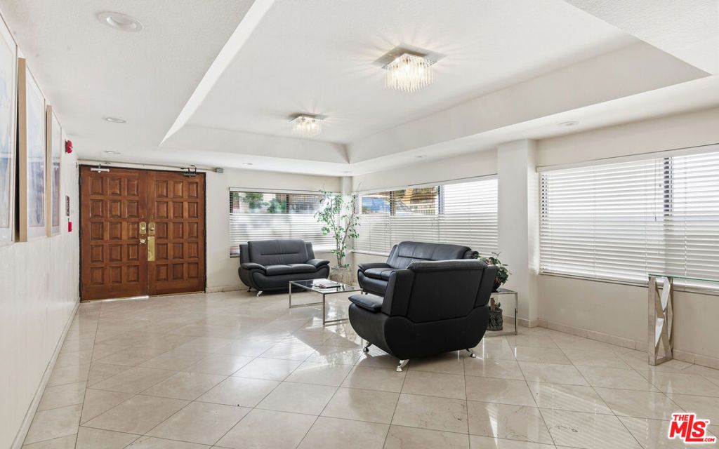 Image 25 of property listing at 1164 Wellesley Avenue 301, Los Angeles, CA 90049