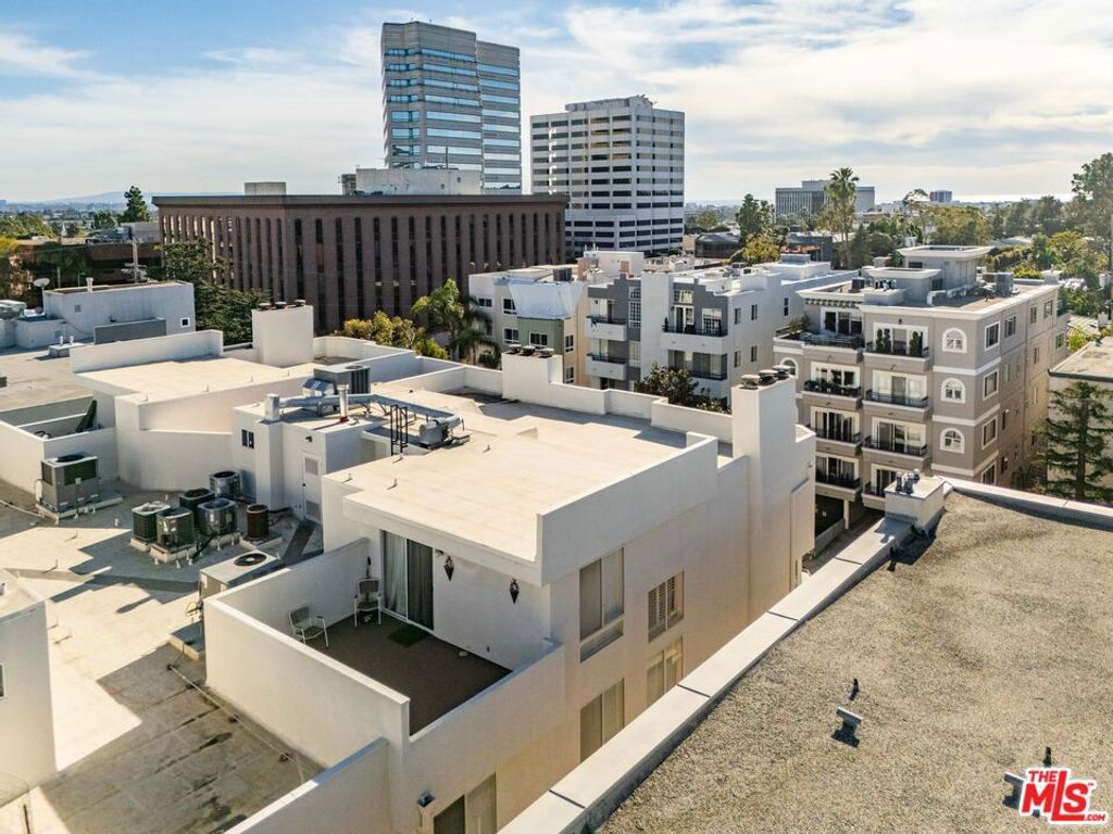 Image 29 of property listing at 1164 Wellesley Avenue 301, Los Angeles, CA 90049