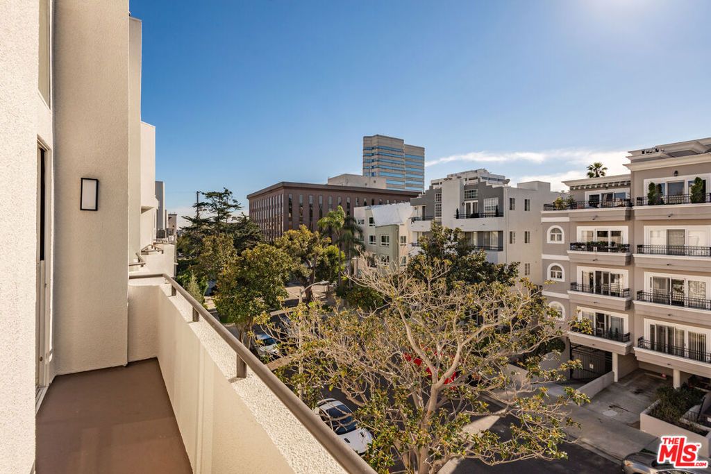 Image 4 of property listing at 1164 Wellesley Avenue 301, Los Angeles, CA 90049