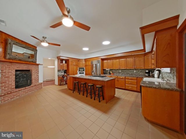 2671 ALMOND ST, Philadelphia, PA 19125