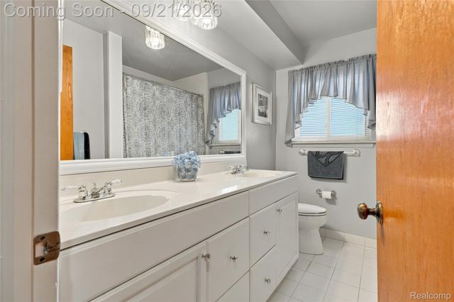 13844 Arnold Drive, Warren, MI 48088