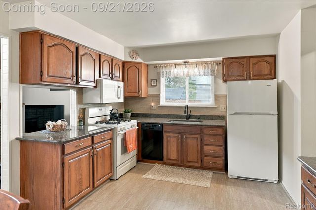 13844 Arnold Drive, Warren, MI 48088