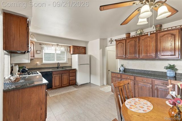 13844 Arnold Drive, Warren, MI 48088