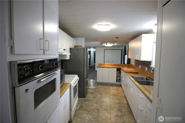 920 Cottonwood Drive, Enumclaw, WA 98022
