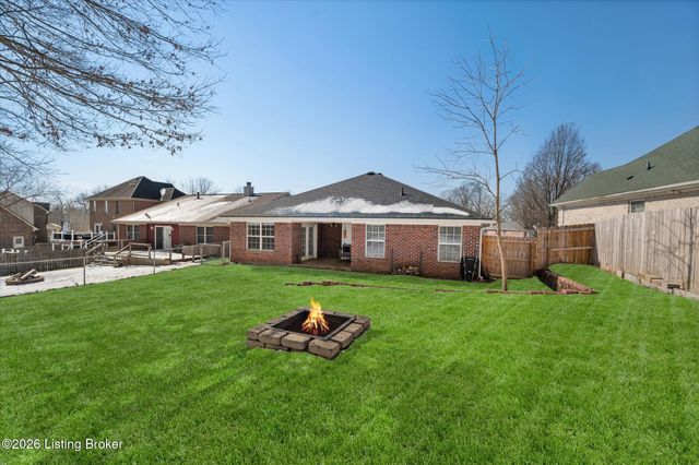 308 River Edge Dr, Shepherdsville, KY 40165