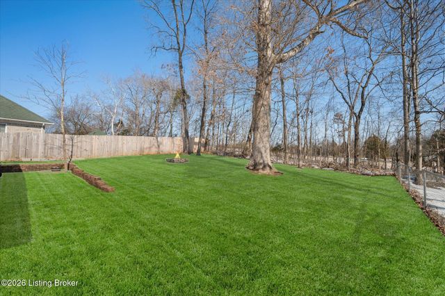 308 River Edge Dr, Shepherdsville, KY 40165