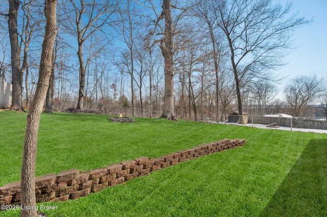 308 River Edge Dr, Shepherdsville, KY 40165