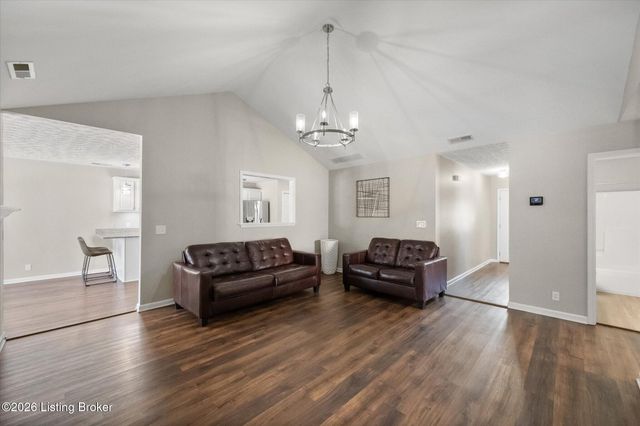 308 River Edge Dr, Shepherdsville, KY 40165