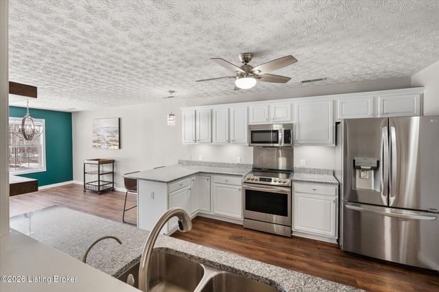 308 River Edge Dr, Shepherdsville, KY 40165