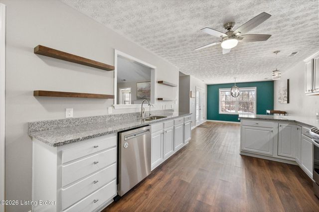 308 River Edge Dr, Shepherdsville, KY 40165