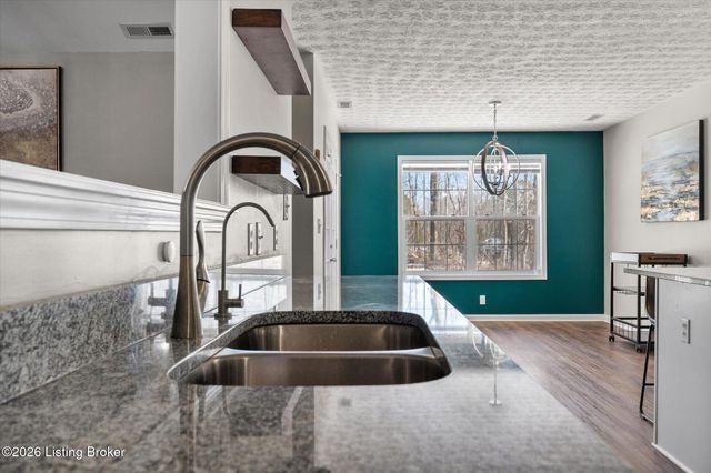 308 River Edge Dr, Shepherdsville, KY 40165