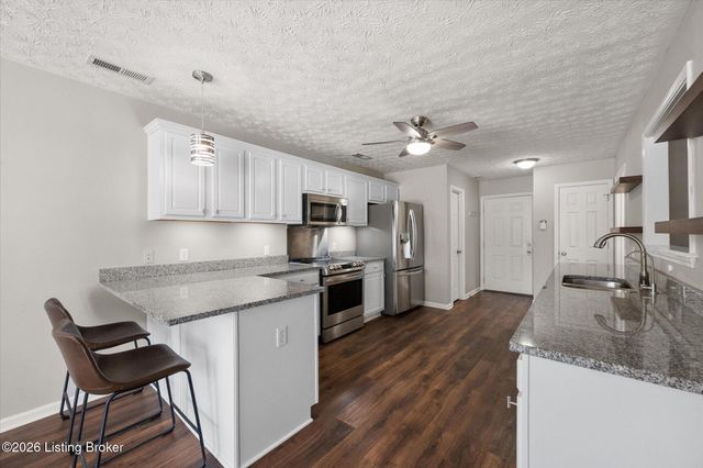 308 River Edge Dr, Shepherdsville, KY 40165