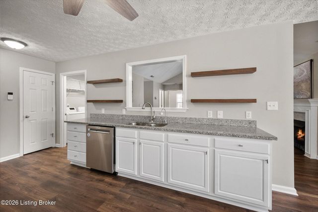 308 River Edge Dr, Shepherdsville, KY 40165