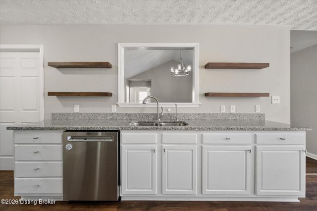 308 River Edge Dr, Shepherdsville, KY 40165