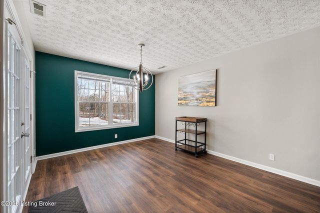 308 River Edge Dr, Shepherdsville, KY 40165