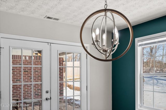 308 River Edge Dr, Shepherdsville, KY 40165