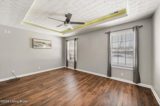 308 River Edge Dr, Shepherdsville, KY 40165