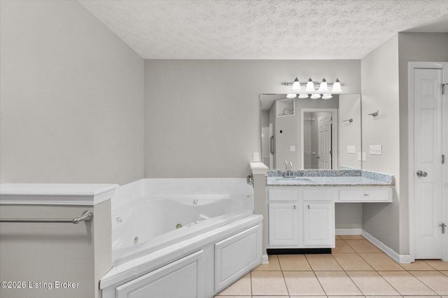 308 River Edge Dr, Shepherdsville, KY 40165