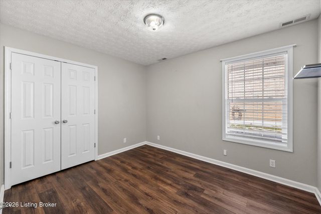 308 River Edge Dr, Shepherdsville, KY 40165