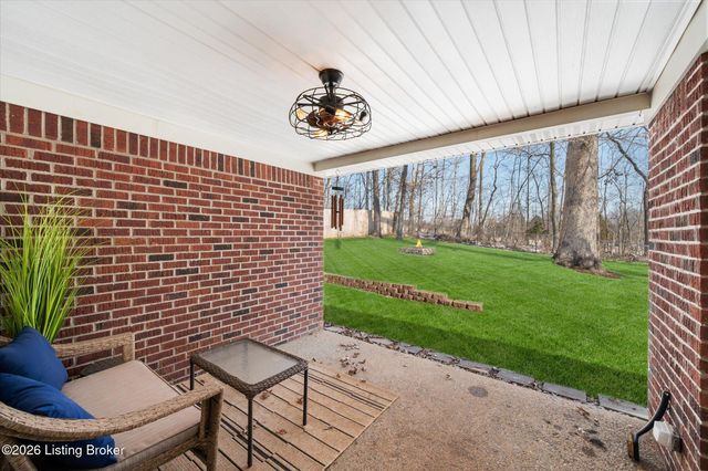 308 River Edge Dr, Shepherdsville, KY 40165