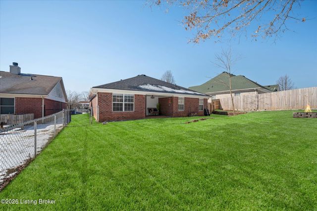 308 River Edge Dr, Shepherdsville, KY 40165
