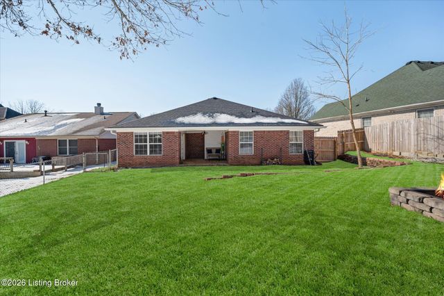 308 River Edge Dr, Shepherdsville, KY 40165