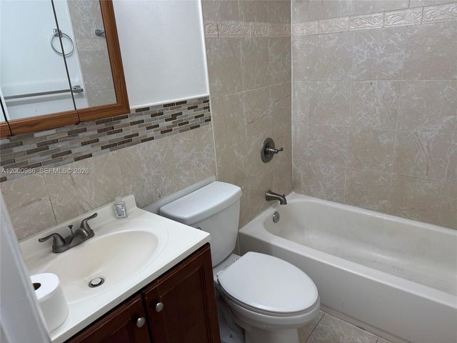 5211 NW 16th St B, Lauderhill, FL 33313