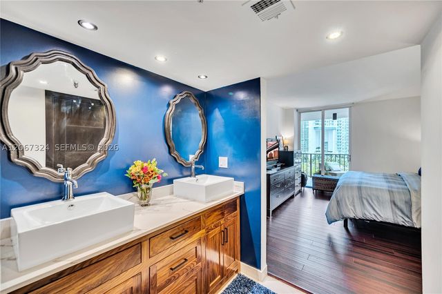 520 Brickell Key Dr A1012, Miami, FL 33131