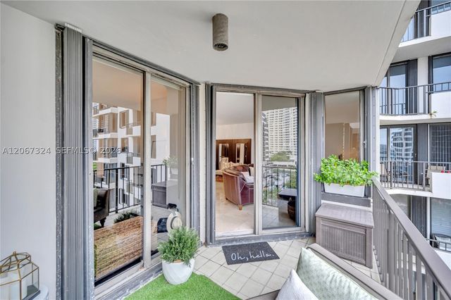 520 Brickell Key Dr A1012, Miami, FL 33131