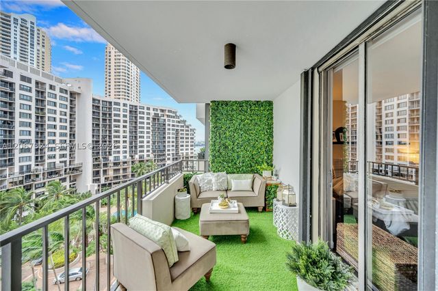 520 Brickell Key Dr A1012, Miami, FL 33131