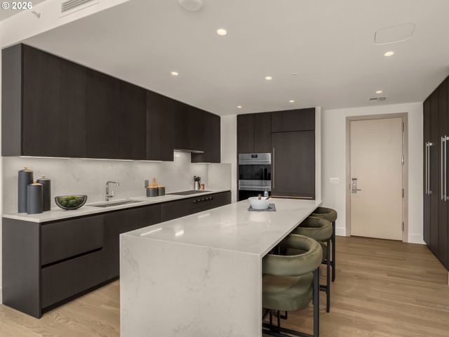 550 Sw 10TH Ave 2408, Portland, OR 97205