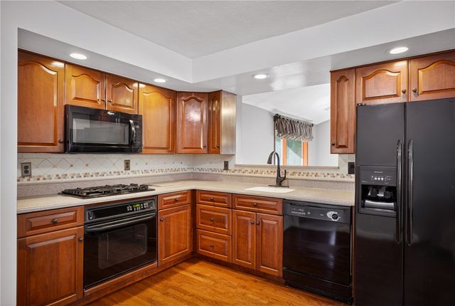 201 Santa Fe Dr, Bethel Park, PA 15102