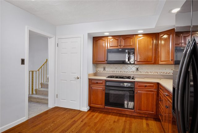 201 Santa Fe Dr, Bethel Park, PA 15102