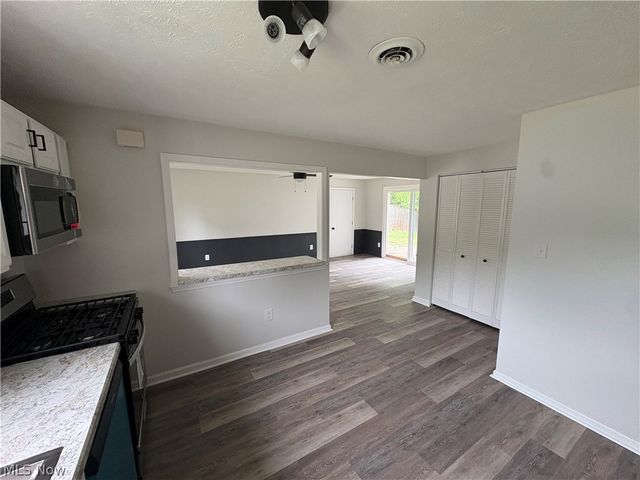 2300 Giffels Drive, Cuyahoga Falls, OH 44221