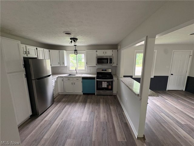 2300 Giffels Drive, Cuyahoga Falls, OH 44221