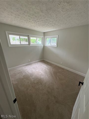 2300 Giffels Drive, Cuyahoga Falls, OH 44221