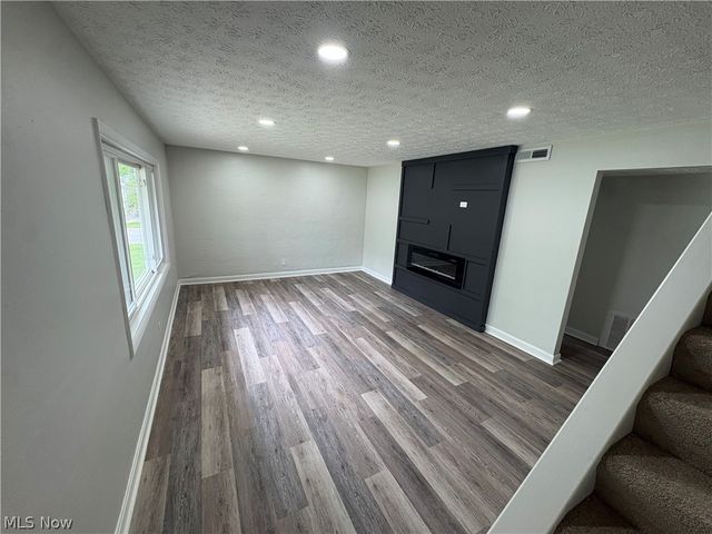 2300 Giffels Drive, Cuyahoga Falls, OH 44221