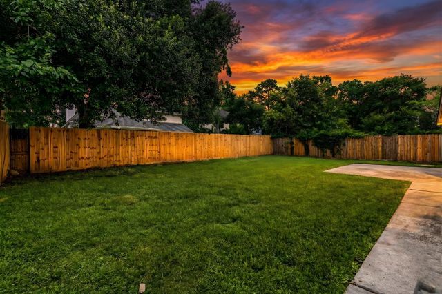 327 Brompton Court, Highlands, TX 77562