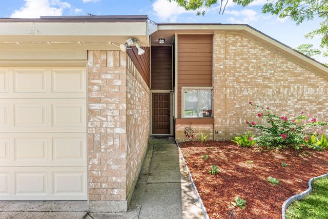 327 Brompton Court, Highlands, TX 77562