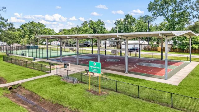 327 Brompton Court, Highlands, TX 77562