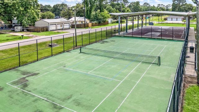 327 Brompton Court, Highlands, TX 77562