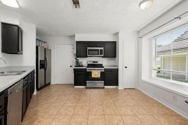 327 Brompton Court, Highlands, TX 77562