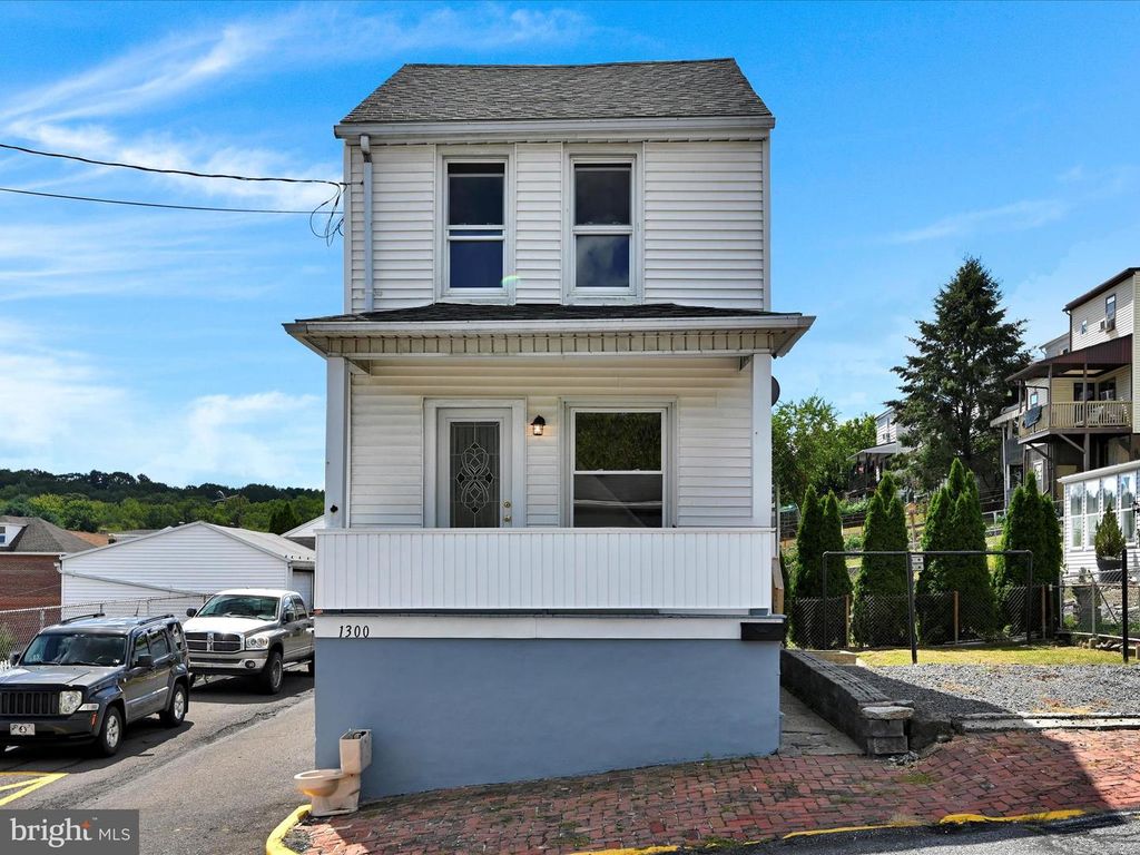 1300 DICK ST, Saint Clair, PA 17970