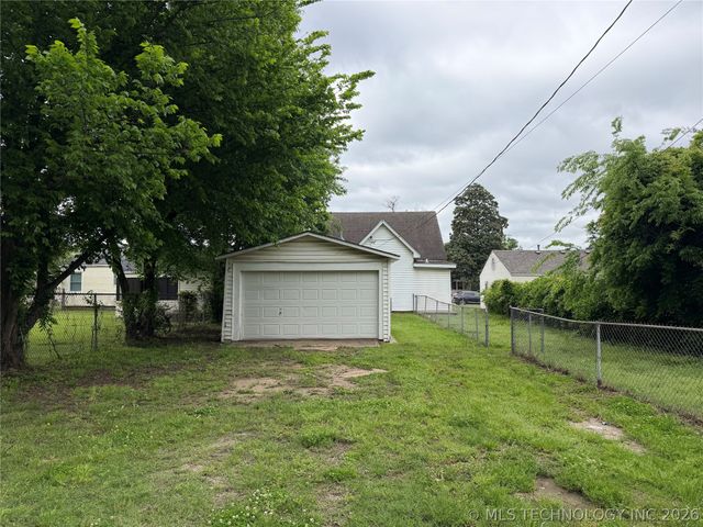 1009 E Thompson Avenue, Sapulpa, OK 74066