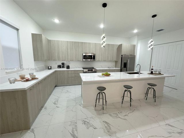 12209 SW 43rd St, Davie, FL 33330