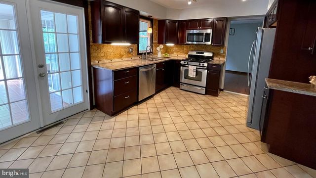 924 CLYDE LN, Philadelphia, PA 19128