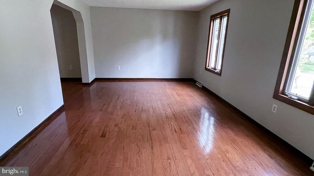 924 CLYDE LN, Philadelphia, PA 19128